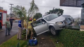 Após colisão com BMW, carro vai parar em cima de muro no Parque São Paulo