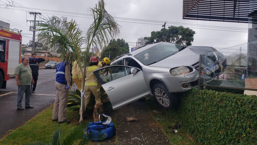 Após colisão com BMW, carro vai parar em cima de muro no Parque São Paulo