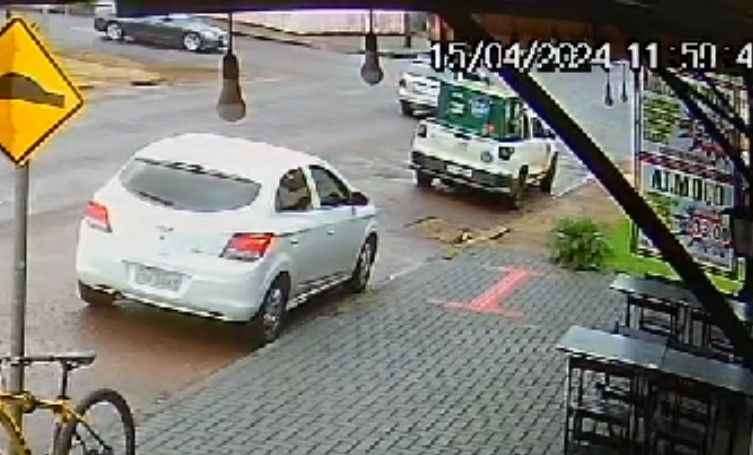 Vídeo mostra colisão entre Jetta e BMW a qual terminou com carro em cima do muro