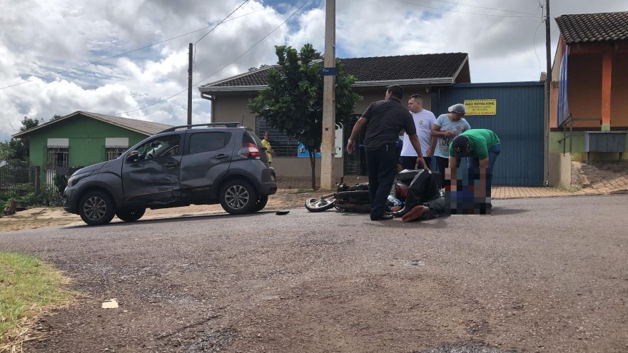 Motociclista fica ferido ao se envolver em acidente com Fiat Mobi no Santa Cruz
