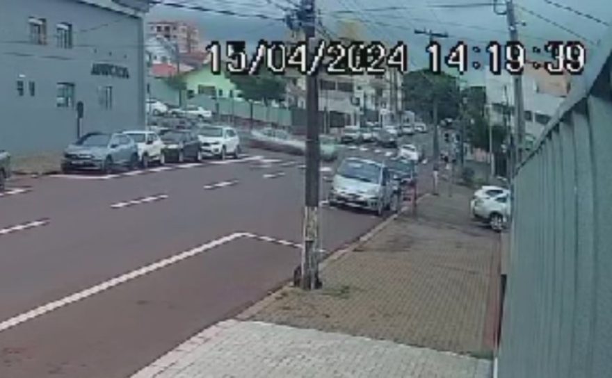 Vídeo mostra Corsa atingindo lateral de Palio em cruzamento com semáforo no São Cristóvão