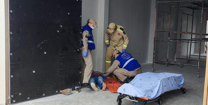 Trabalhando em obra no Floresta, homem cai da escada e fica ferido