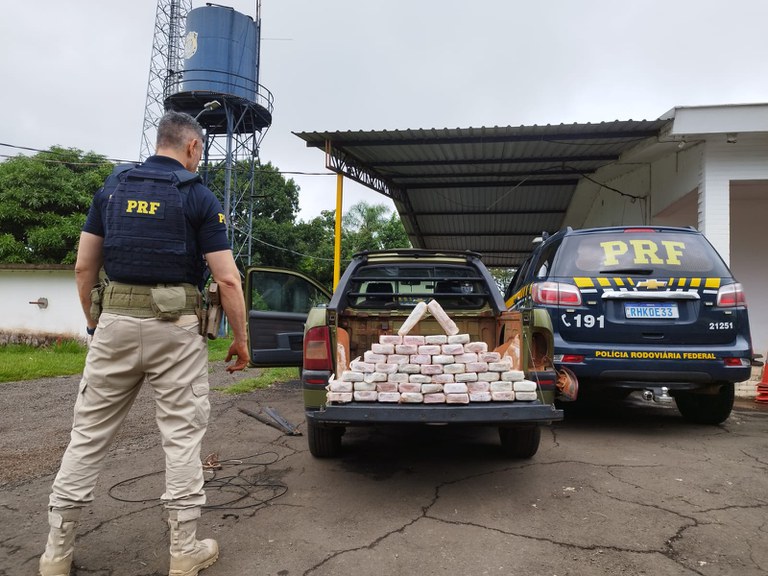 PRF apreende mais de 50kg de cocaína na lataria de caminhonete em Cambé