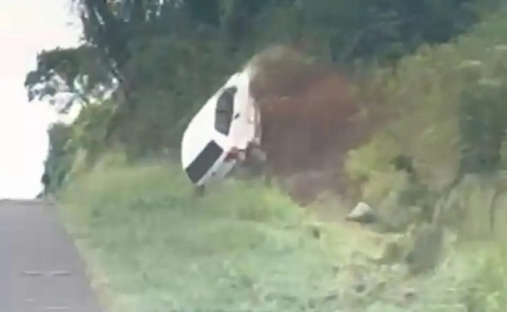 Adolescente capota carro com mais de 500 kg de maconha durante perseguição na BR-277