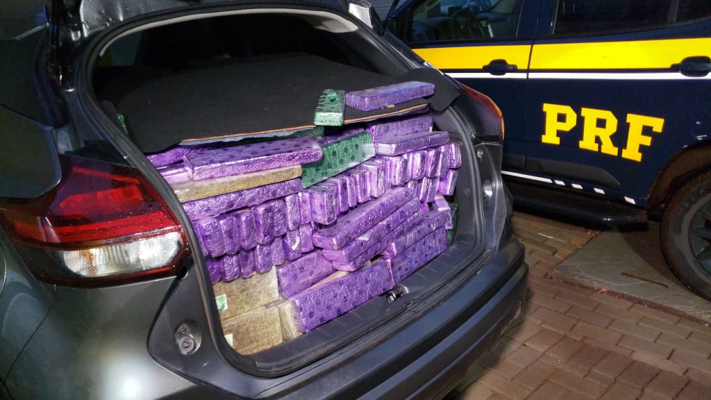 PRF apreende Nissan Kicks com 600 quilos de maconha em Céu Azul