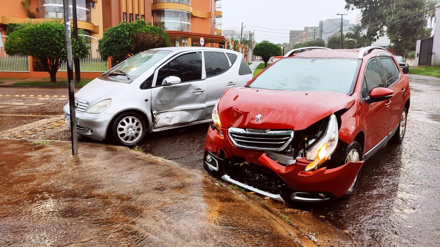Acidente entre dois carros é registrado na Rua Machado de Assis