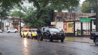 Confusão no centro: Mulher tenta entrar em ambulância do Samu e ameaça socorristas com faca