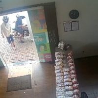 Imagem referente a Câmera mostra momento em que dupla chega para assaltar panificadora no Alto Alegre