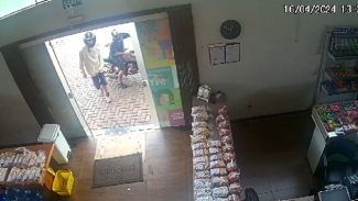 Câmera mostra momento em que dupla chega para assaltar panificadora no Alto Alegre