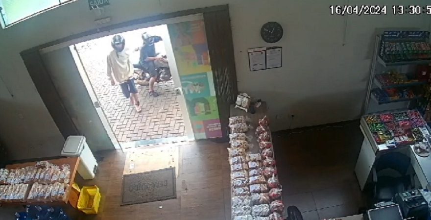 Câmera mostra momento em que dupla chega para assaltar panificadora no Alto Alegre