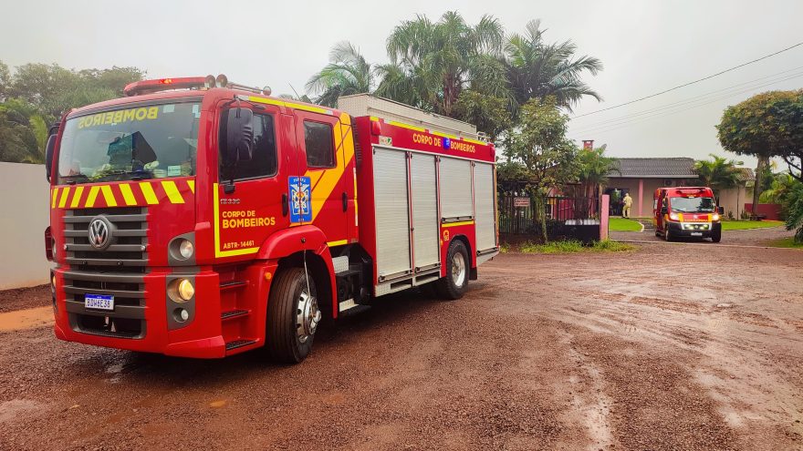 Corpo de Bombeiros é acionado para socorrer idosa na Rua Carlos Drumond de Andrade