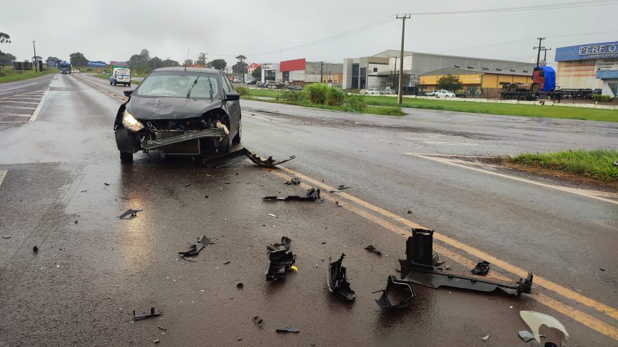 Carro e caminhonete se envolvem em colisão na BR-369, em Cascavel