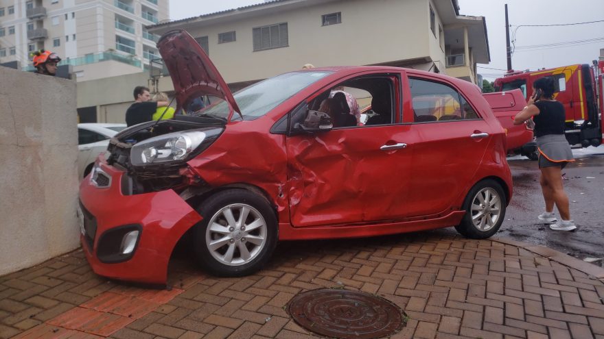 Acidente envolvendo cinco carros mobiliza Bombeiros na Rua Pio XII