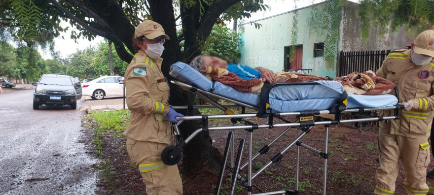 Idosa encontrada caída é socorrida pelo Siate no Santos Dumont