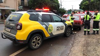 Motorista de Escort em surto com crianças no carro se envolve em acidente na Rua Europa