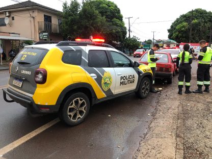Motorista de Escort em surto com crianças no carro se envolve em acidente na Rua Europa