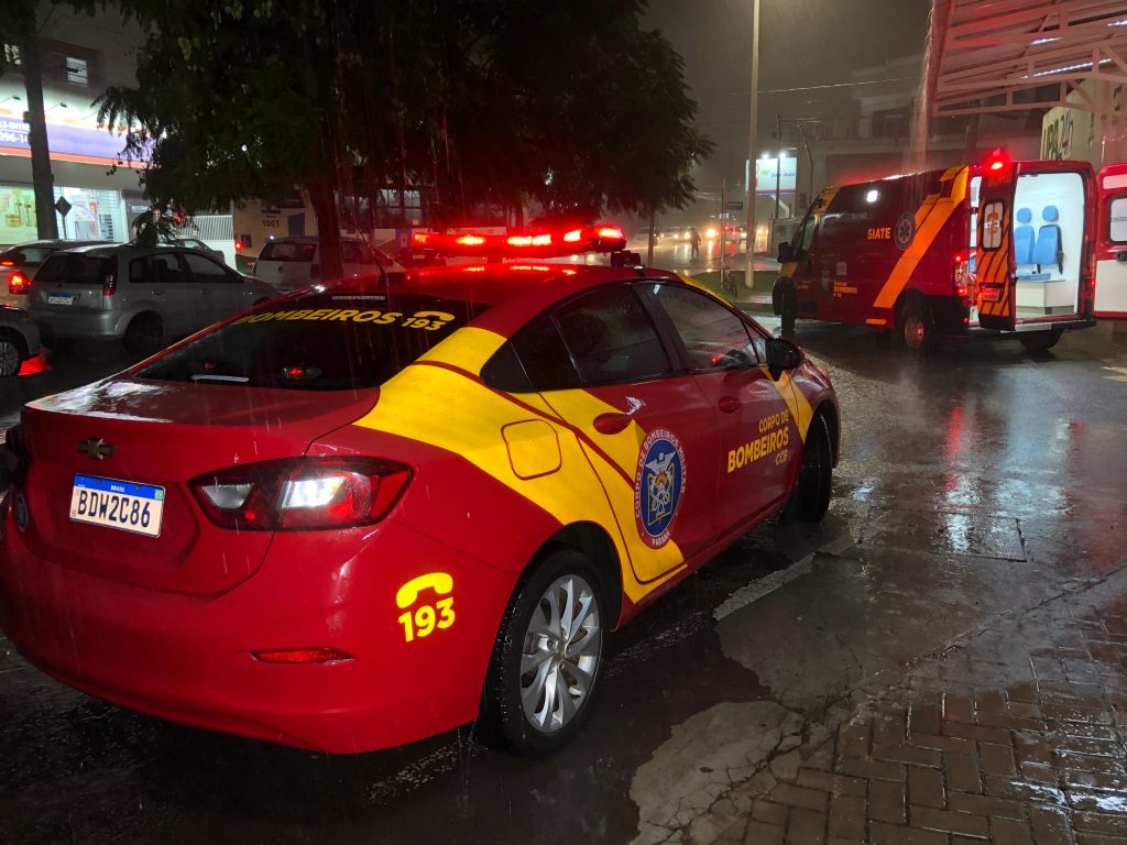 Ciclista se envolve em acidente com carro no Floresta e sofre contusões e escoriações