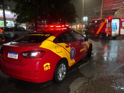 Ciclista se envolve em acidente com carro no Floresta e sofre contusões e escoriações Imagem referente a Ciclista se envolve em acidente com carro no Floresta e sofre contusões e escoriações