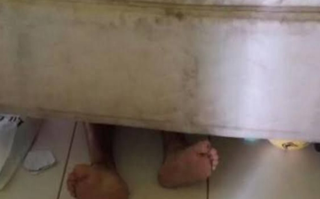 Homem é preso embaixo da cama após agredir mulher