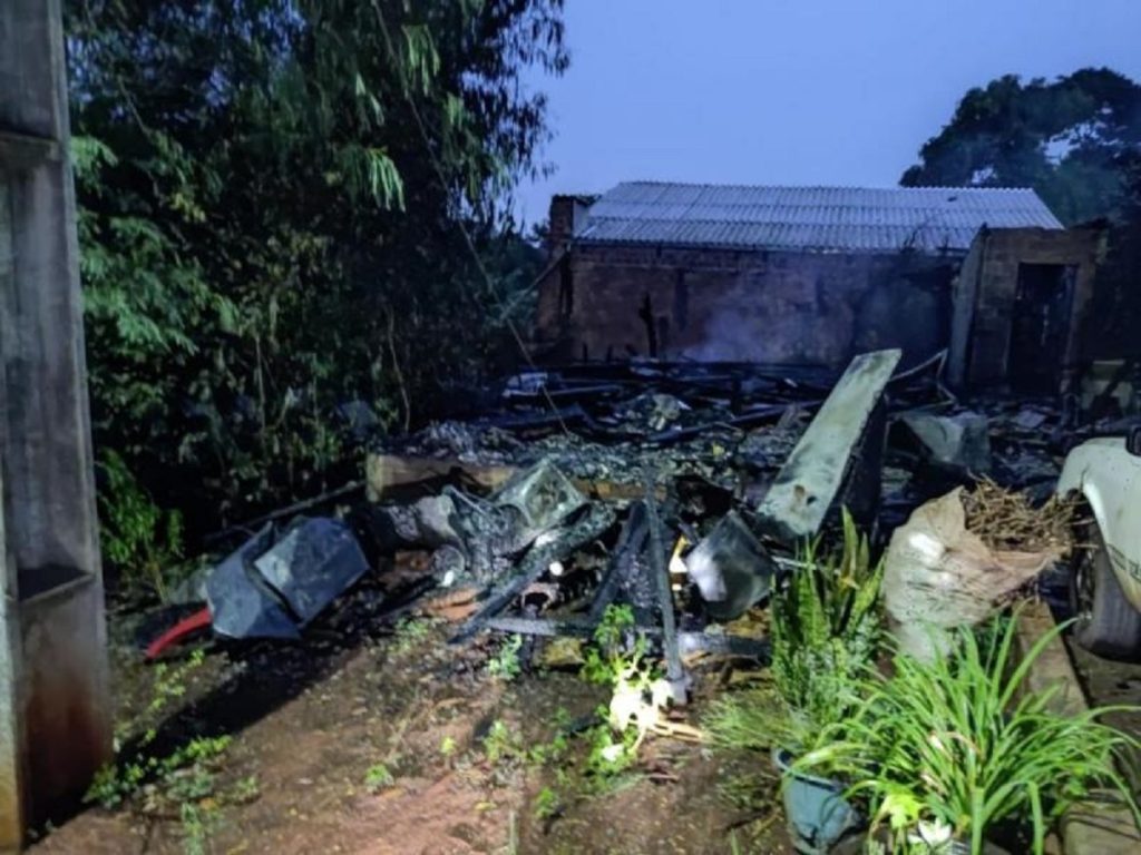 Casa é completamente destruída por incêndio em Marechal Rondon