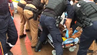 Homem em surto envolvido em acidente na Rua Europa estaria enforcando uma das crianças
