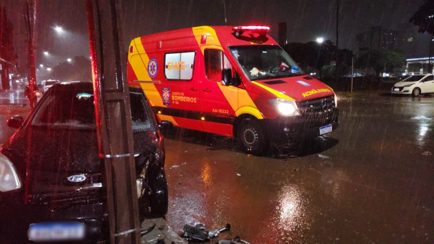 Motorista de Fiesta perde o controle da direção e bate em poste na Rua Presidente JK