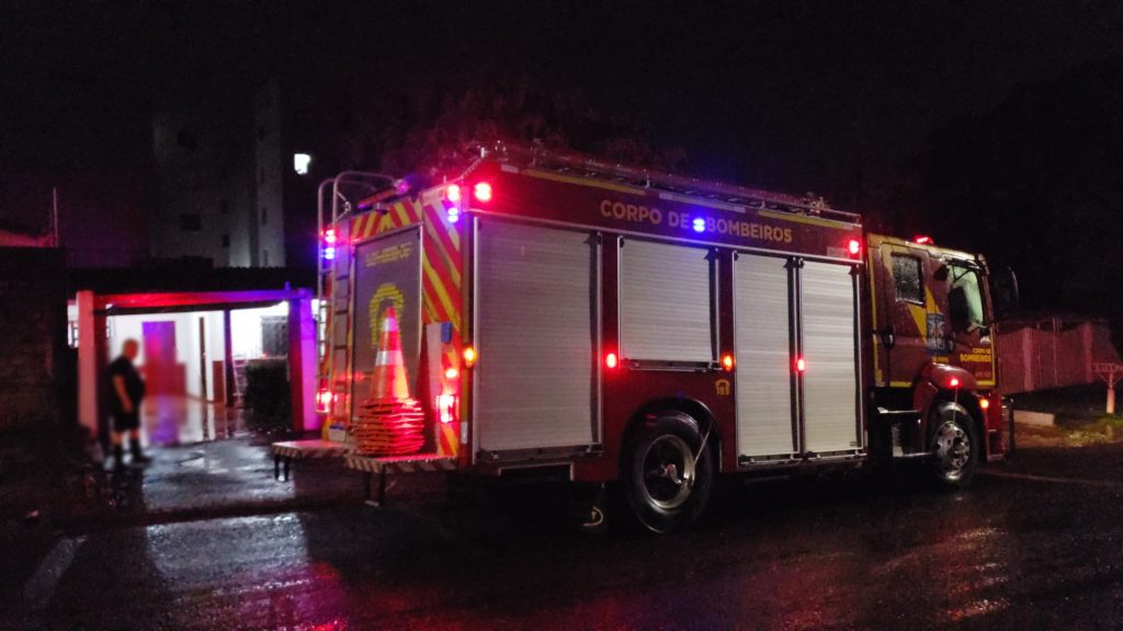 Toldo cai em residência no Maria Luiza e morador aciona Bombeiros