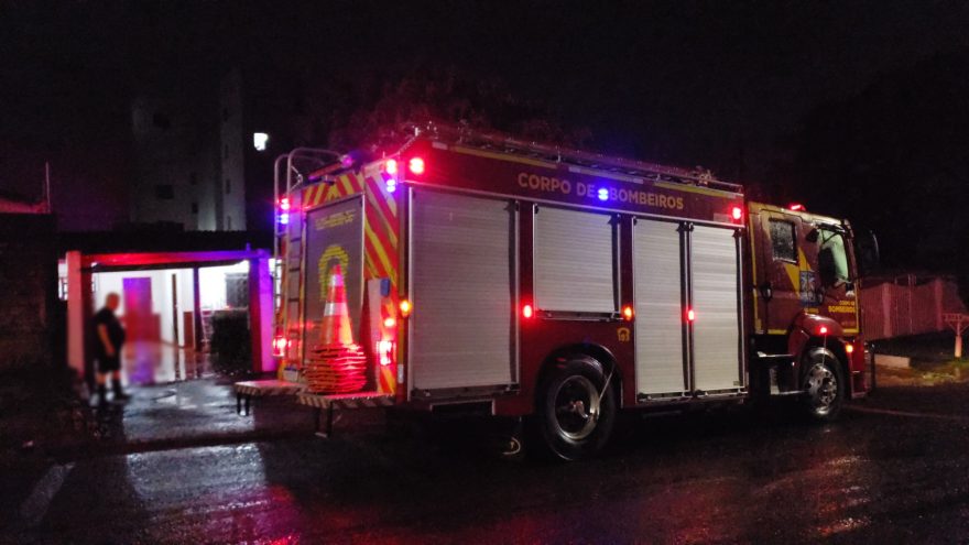 Toldo cai em residência no Maria Luiza e morador aciona Bombeiros