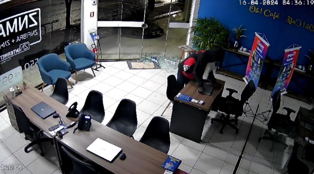 Câmeras flagram ação de marginal em arrombamento de empresa no centro de Palotina