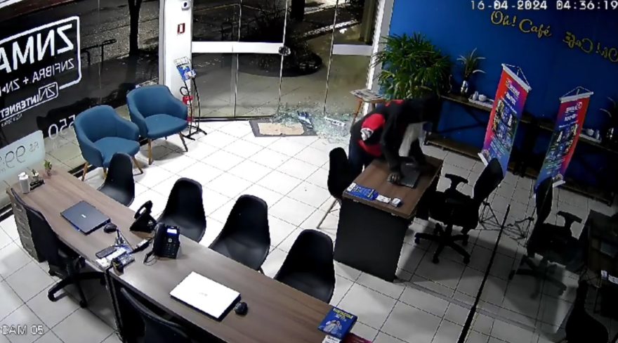 Câmeras flagram ação de marginal em arrombamento de empresa no centro de Palotina