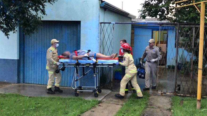 Bombeiros são mobilizados para arrombarem imóvel e resgatarem idosa na Rua Cuiabá
