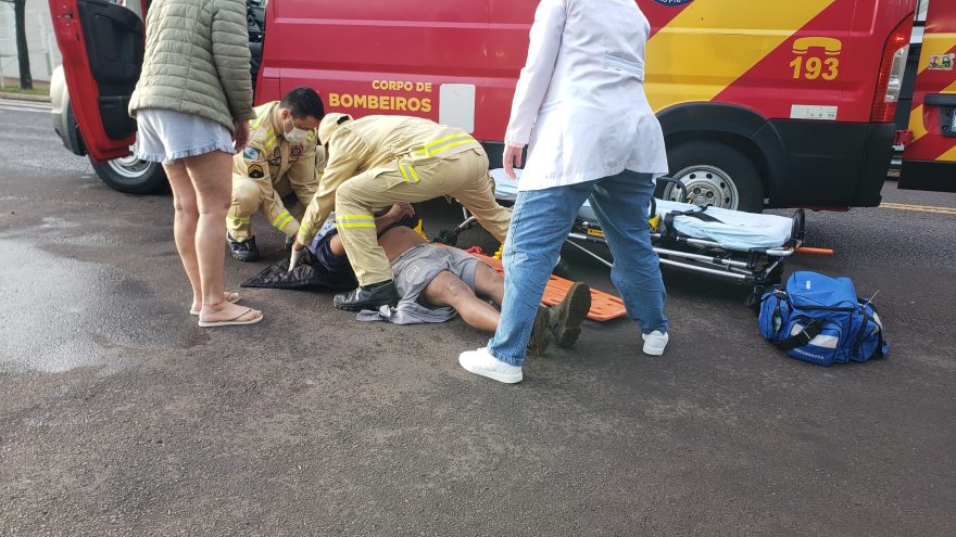 Ciclista fica ferido após ser atingido por carro na Rua Manaus, em Cascavel