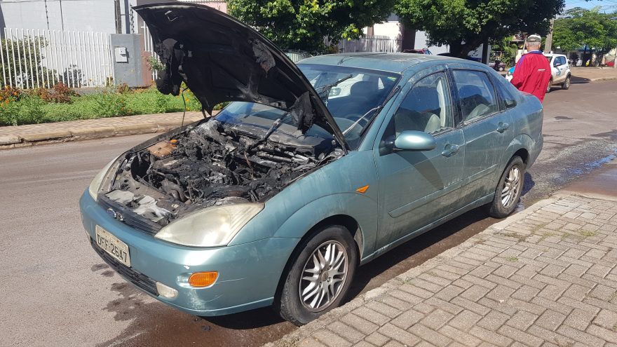 Carro pega fogo no Bairro Universitário e Corpo de Bombeiros é acionado
