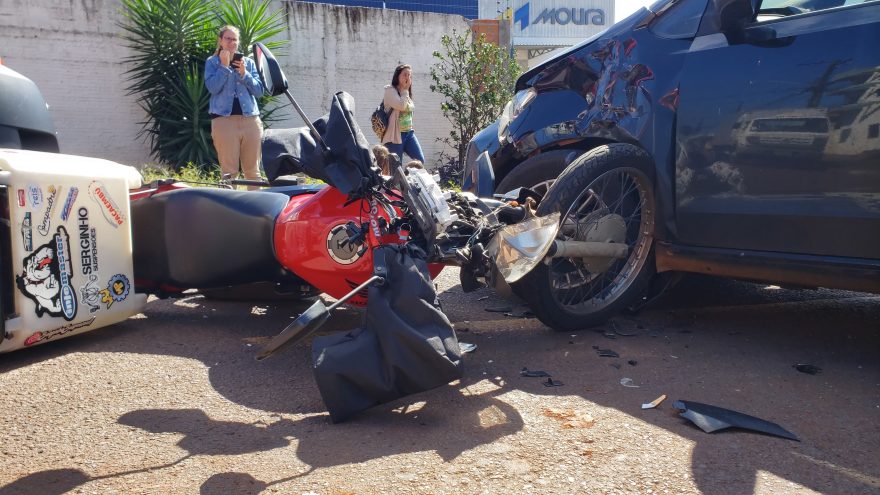 Motociclista fica ferido em acidente de trânsito no Universitário