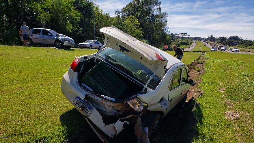 Carros se envolvem em colisão na marginal da BR-277, na Região do Lago