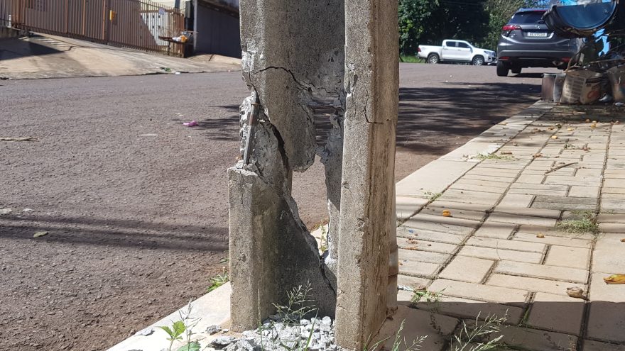 Internautas temem queda de poste elétrico na Rua Belo Horizonte