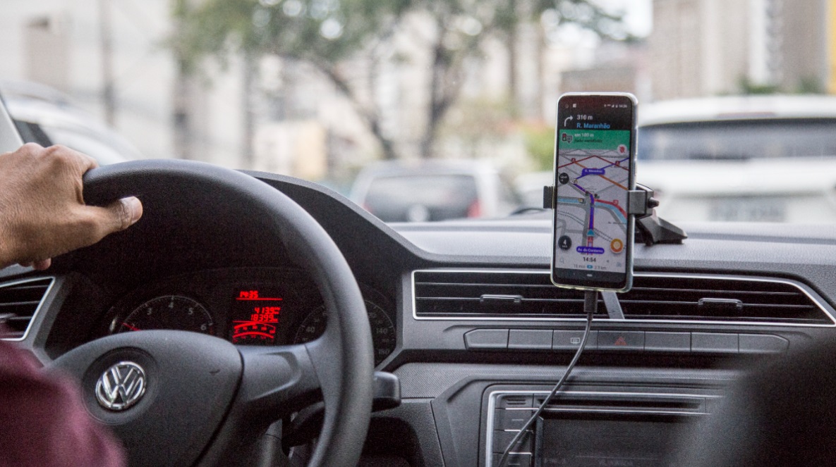 Passageira nega assédio e diz que é companheira de motorista banido pela Uber Passageira nega assédio e diz que é companheira de motorista banido pela Uber