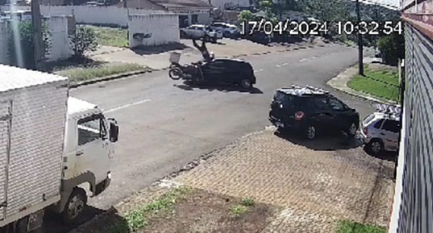 Câmera flagra acidente entre carro e moto no Universitário