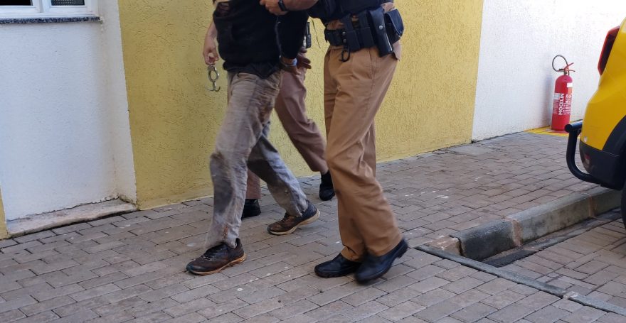 Foragido da Justiça se embrenha no mato para tentar fugir da PM, é localizado e tenta se passar pelo irmão