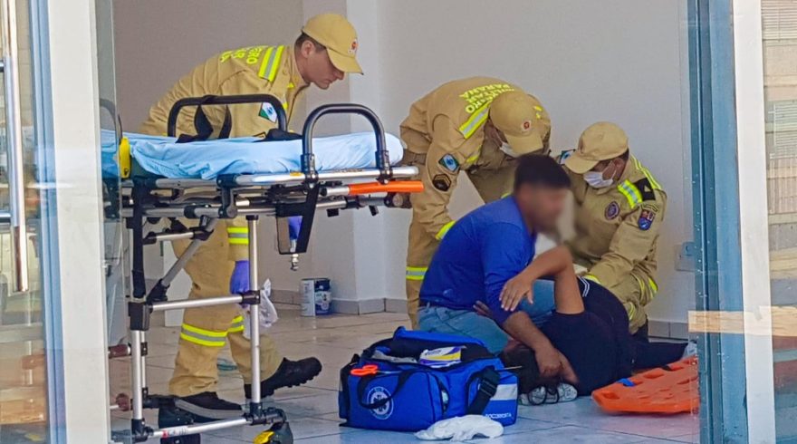 Mulher tem grave lesão na perna após cair da escada no Centro