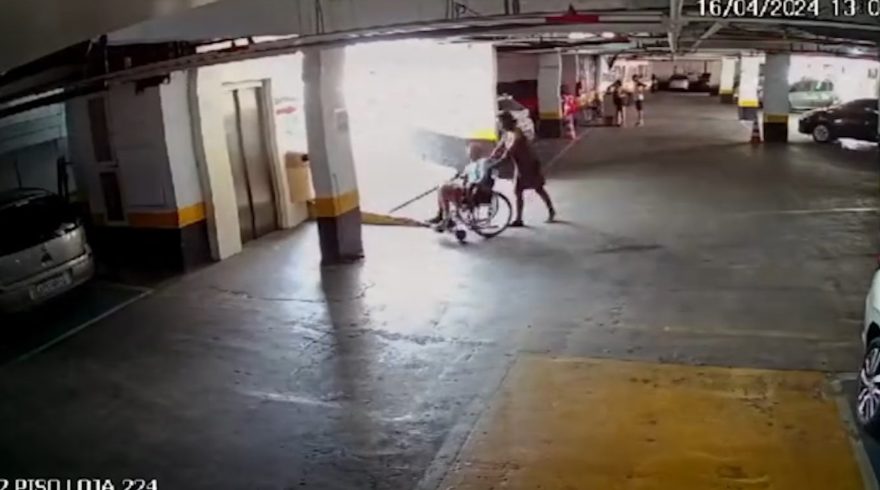 Bizarro: Câmeras mostram momento em que mulher circula com cadáver do tio pelo banco