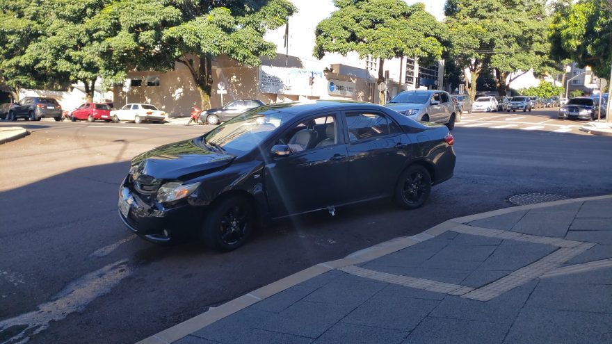 Acidente entre Corolla e caminhão é registrado na Rua Minas Gerais