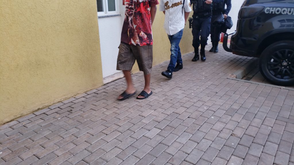 Quarteto é detido na Praça do Floresta em posse de drogas