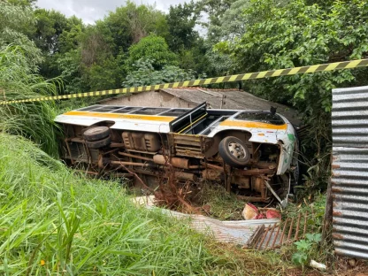 Acidente com ônibus escolar deixa 16 alunos feridos em Apucarana Imagem referente a Acidente com ônibus escolar deixa 16 alunos feridos em Apucarana