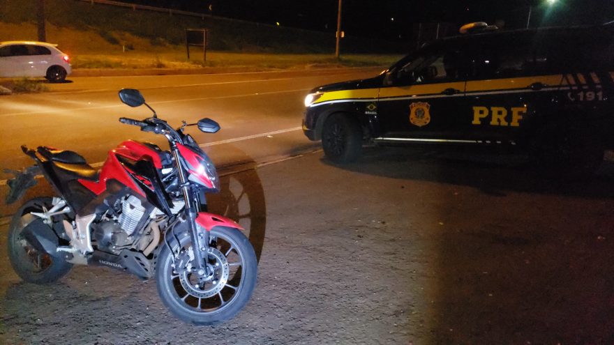 Moto envolvida em acidente no Trevo do 14 de Novembro é recolhida pela PRF