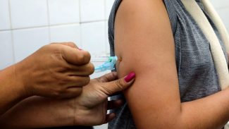 Com doses próximas do vencimento, Saúde amplia vacinação contra dengue