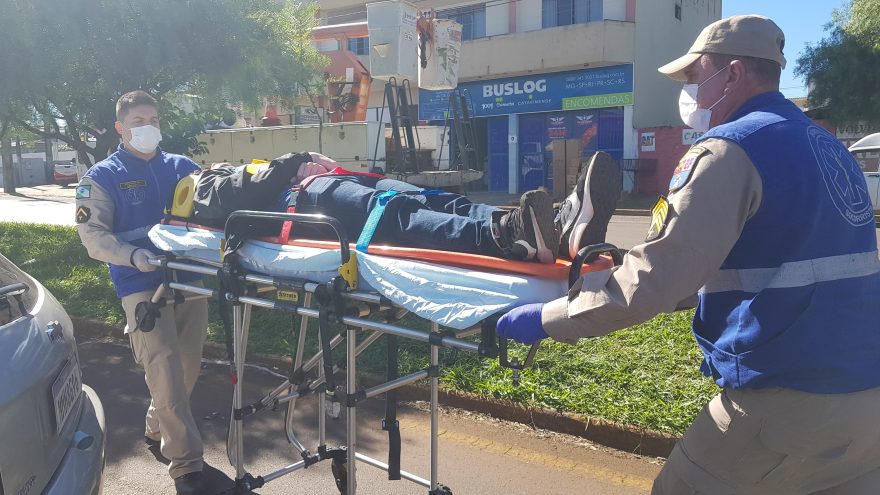 Motorista de carro fica ferido após atingir traseira de utilitário estacionado