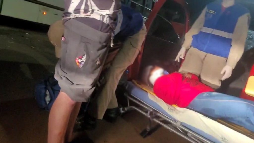 Colisão entre carro e ônibus deixa mulher de 30 anos ferida no Tarumã