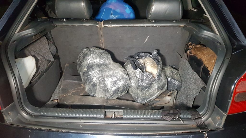 PRF apreende Audi com maconha e skunk na BR-369; três são detidos com pistola