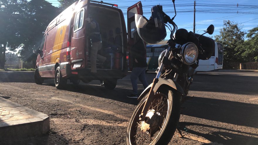 Homem de 49 anos fica ferido após colisão entre carro e moto na Rua Rio da Paz